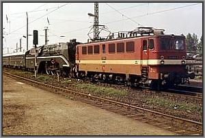 211 063 und 02 0201 mit D 943 in Dresden Hbf