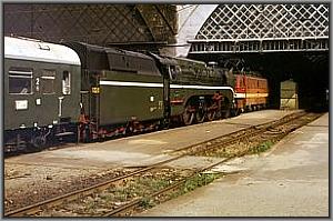 211 063 und 02 0201 mit D 943 in Dresden Hbf