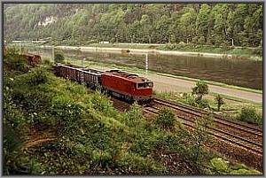 CSD-T478 3407 mit G�terzug vor Sch�na