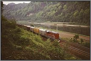 CSD-T458 1228 mit G�terzug vor Sch�na