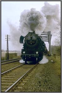 52 8173 mit Ng 63734 auf der Mittellandkanalbr�cke von Haldensleben