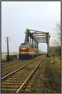 119 008 mit D 446 auf der Mittellandkanalbr�cke von Haldensleben