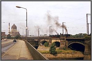 03 001 vor 01 137 vor der Marienbr�cke in Dresden