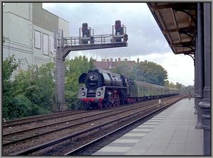 Zum Vergrößern auf das Bild klicken! Dort können Sie auch blättern und die Bildunterschriften lesen! 01 1531 mit D 1643 aus Magdeburg am Hp Savignyplatz