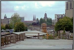 Zum Vergrößern auf das Bild klicken! Dort können Sie auch blättern und die Bildunterschriften lesen! 01 1531 mit D 1643 aus Magdeburg vor dem Hauptbahnhof