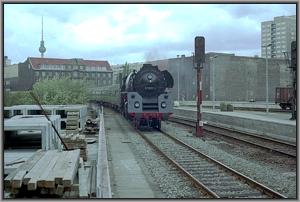 Zum Vergrößern auf das Bild klicken! Dort können Sie auch blättern und die Bildunterschriften lesen! 01 1531 mit D 1643 aus Magdeburg bei Einfahrt Hauptbahnhof