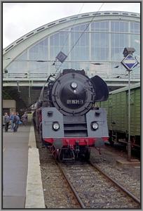Zum Vergrößern auf das Bild klicken! Dort können Sie auch blättern und die Bildunterschriften lesen! 01 1531 mit D 1643 aus Magdeburg im Berliner Hauptbahnhof