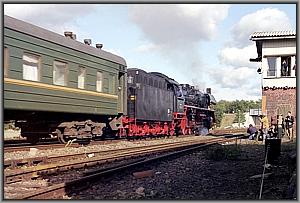Zum Vergrößern auf das Bild klicken! Dort können Sie auch blättern und die Bildunterschriften lesen! 41 1231 mit D 1195 (Magdeburg-Brest) in Güsen (Kr Genthin)