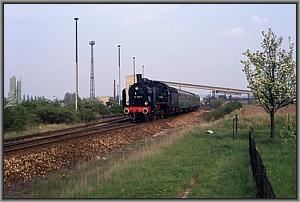 38 1182 mit P 8019 bei Ausfahrt K�nitz