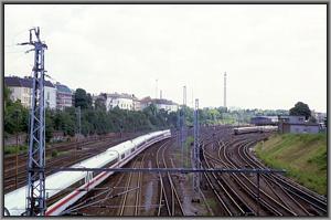 401 020 verl��t als ICE 597 nach M�nchen den Bf Berlin-Lichtenberg