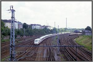 401 020 verl��t als ICE 597 nach M�nchen den Bf Berlin-Lichtenberg