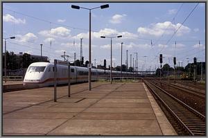 ICE 696 'Bettina von Arnim' erreicht den Bf Flughafen Berlin Sch�nefeld