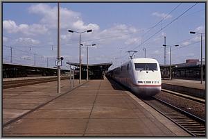 ICE 696 'Bettina von Arnim' h�lt in Flughafen Berlin Sch�nefeld
