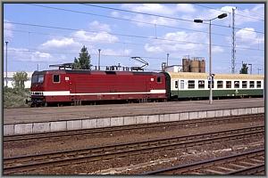 143 084 mit D 2157 (Binz-Meiningen) in Flughafen Berlin Sch�nefeld