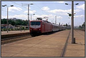 112 005 erreicht mit IC 534 (Dresden-Hamburg) den Bf Flughafen Berlin-Sch�nefeld