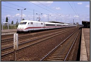 ICE 599 'Leo von Klenze' nach M�nchen in Flughafen Berlin Sch�nefeld