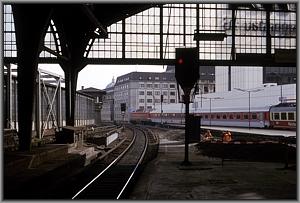 229 144 verläßt mit IC 177 den Bahnhof Berlin-Friedrichstraße