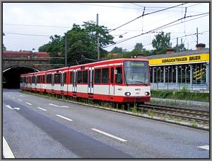 Zum Vergrößern auf das Bild klicken! Dort können Sie auch blättern und die Bildunterschriften lesen! KVB-2213 und 2332 in Köln-Buchheim