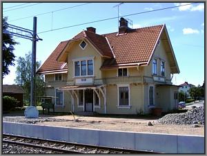 Zum Vergrößern auf das Bild klicken! Dort können Sie auch blättern und die Bildunterschriften lesen! Bahnhofsgebäude von Bor