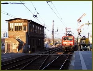 Zum Vergrößern auf das Bild klicken! Dort können Sie auch blättern und die Bildunterschriften lesen! 143 883 verläßt Dresden-Neustadt
