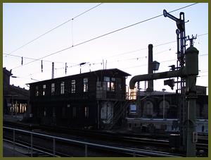 Zum Vergrößern auf das Bild klicken! Dort können Sie auch blättern und die Bildunterschriften lesen! Gegenlicht in Dresden-Neustadt