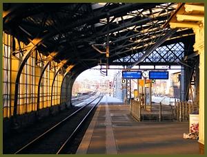 Zum Vergrößern auf das Bild klicken! Dort können Sie auch blättern und die Bildunterschriften lesen! Bahnsteig 8 in Dresden-Neustadt