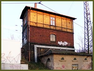 Zum Vergrößern auf das Bild klicken! Dort können Sie auch blättern und die Bildunterschriften lesen! Stellwerk W 7 in Dresden-Neustadt