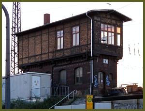 Zum Vergrößern auf das Bild klicken! Dort können Sie auch blättern und die Bildunterschriften lesen! Stellwerk W 8 in Dresden-Neustadt