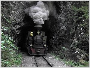 Aber da bricht die Lok auch schon aus dem Tunnel heraus