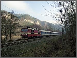 371 015 mit EC 378 zwischen Schöna und Bad Schandau Ost