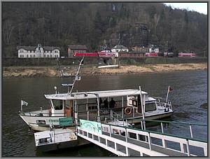 182 020 wartet in schöna auf die Fähre