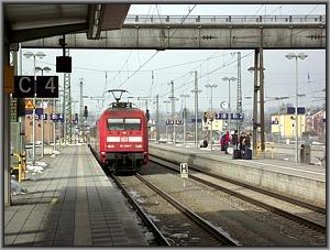 101 086 f�hrt mit EC 217 in Rosenheim ein