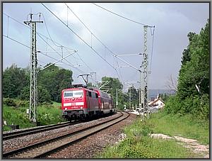 Zum Vergrößern auf das Bild klicken! Dort können Sie auch blättern und die Bildunterschriften lesen! 111 193 mit RE-D 4605 vor Hösbach