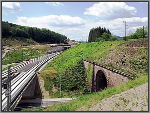 Zum Vergrößern auf das Bild klicken! Dort können Sie auch blättern und die Bildunterschriften lesen! Altbau- und Neubaustrecke südlich Laufach