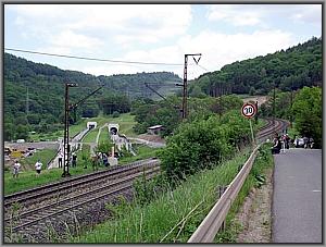 Zum Vergrößern auf das Bild klicken! Dort können Sie auch blättern und die Bildunterschriften lesen! Altbau- und Neubaustrecke südlich Laufach