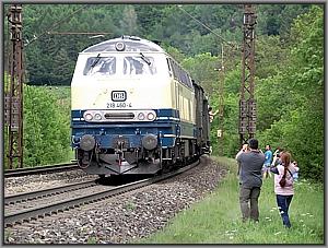Zum Vergrößern auf das Bild klicken! Dort können Sie auch blättern und die Bildunterschriften lesen! 218 460 als Schlusslok bei DPE 25575