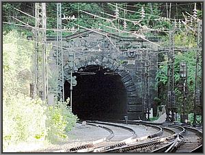 Zum Vergrößern auf das Bild klicken! Dort können Sie auch blättern und die Bildunterschriften lesen! Tunnelmund Heigenbrücken