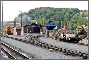Zum Vergrößern auf das Bild klicken! Dort können Sie auch blättern und die Bildunterschriften lesen! Lokschuppen in Freital-Hainsberg