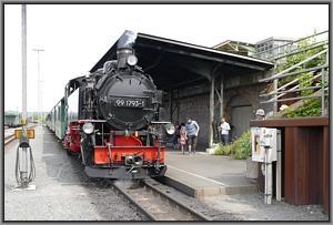 Zum Vergrößern auf das Bild klicken! Dort können Sie auch blättern und die Bildunterschriften lesen! 99 1793 mit P 5003 in Freital-Hainsberg