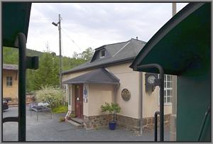 Zum Vergrößern auf das Bild klicken! Dort können Sie auch blättern und die Bildunterschriften lesen! Empfangsgebäude Schmiedeberg