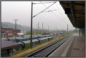 Zum Vergrößern auf das Bild klicken! Dort können Sie auch blättern und die Bildunterschriften lesen! Blick über den Schmalspurbahnhof