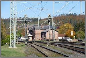 Zum Vergrößern auf das Bild klicken! Dort können Sie auch blättern und die Bildunterschriften lesen! Bahnhof Sterbfritz