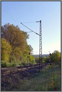 Zum Vergrößern auf das Bild klicken! Dort können Sie auch blättern und die Bildunterschriften lesen! Oberleitungsmast in km 37,5